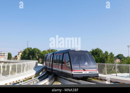 Venezia People Mover Serie: La Venezia People Mover il tram in movimento lungo la via sopraelevata, Venezia, Veneto, Italia in rotta per il Tronchetto. Vista frontale. Foto Stock