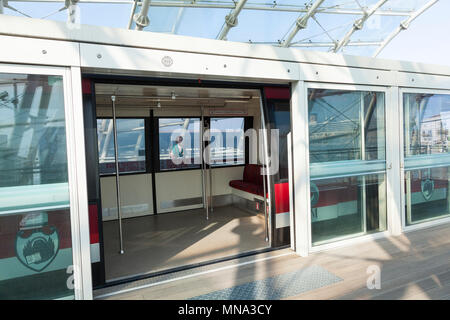 Venezia People Mover serie: compartimento vuoto su Venezia People Mover, terminal Tronchetto di Venezia con la donna in attesa di scheda su altro lato di Foto Stock