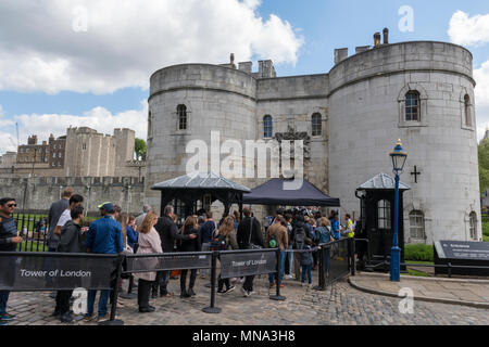 I visitatori e i turisti in coda per entrare nella torre di Londra landmark turistico attrazione storico nel centro di Londra vicino al fiume Tamigi. Tower hill Foto Stock