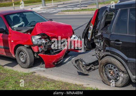 Car crash incidente sulla strada, danneggiato automobili dopo una collisione in città Foto Stock