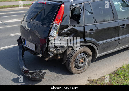 Car crash incidente sulla strada, automobile danneggiata dopo una collisione in città Foto Stock