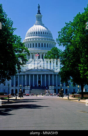 Washington DC, USA, maggio, 1986 East anteriore della US Capital come si vede dal livello del terreno su East Capitol Street Foto Stock