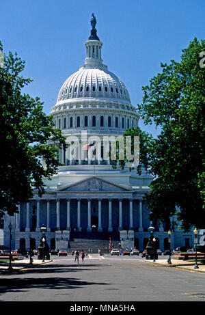 Washington DC, USA, maggio, 1986 East anteriore della US Capital come si vede dal livello del terreno su East Capitol Street Foto Stock