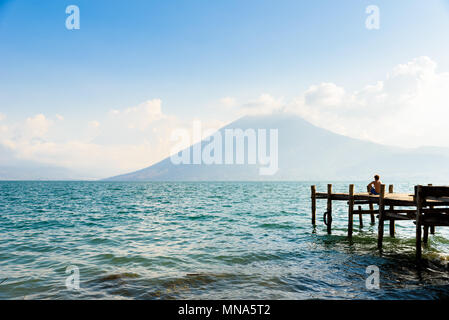 Pier a San Marcos La Laguna con beaufiful scenario del lago Atitlan e vulcani - Guatemala Foto Stock