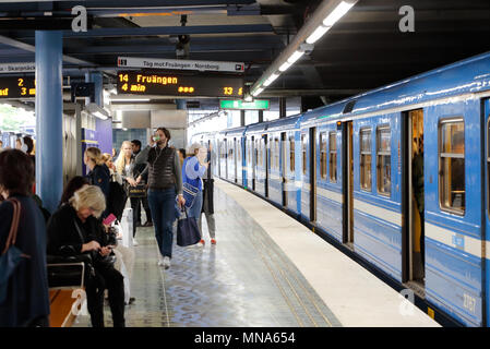 Stoccolma, Svezia - 7 Settembre 2015: uno metro blu treno ha fermato presso la vecchia stazione della metropolitana., Foto Stock