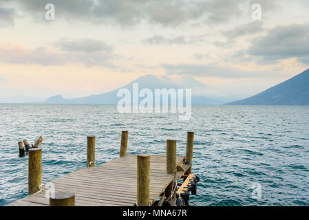 Pier a San Marcos La Laguna con beaufiful scenario del lago Atitlan e vulcani - Guatemala Foto Stock