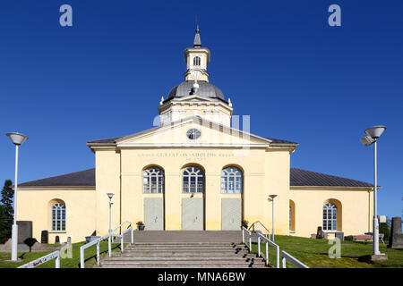 Tornio, Finlandia - Luglio 20, 2016: la chiesa Alatornio esterno a e un punto nel Struve arco geodetico si trova nella torre campanaria protetto come un w Foto Stock