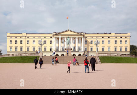 Oslo, Norvegia - 16 Settembre 2016: vista dell'Oslo royal palace esterno con la gente a piedi. Foto Stock