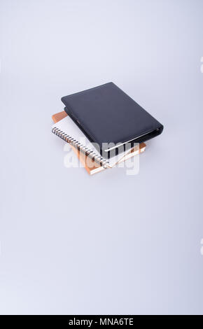 Notebook o in cuoio nero notebook sul blackground Foto Stock