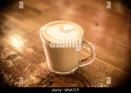 Caffè in vetro con schiuma di latte Foto Stock