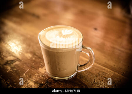 Caffè in vetro con schiuma di latte Foto Stock
