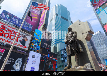 Manhattan, New York City - Maggio 10, 2018 : La statua di Padre Duffy con cartelli stradali in Times Square a New York City Foto Stock