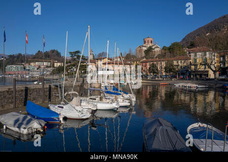 Vista del, ingresso, del piccolo porto racchiuso in, Leveno, verso la città di Intra, attraverso, Lago Maggiore, al, innevate Dolomiti italiane, © Peter SPURRIER, Foto Stock