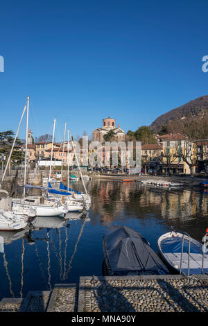 Vista del, ingresso, del piccolo porto racchiuso in, Leveno, verso la città di Intra, attraverso, Lago Maggiore, al, innevate Dolomiti italiane, © Peter SPURRIER, Foto Stock