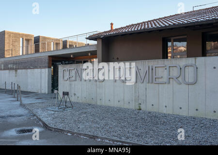 Vista dell'edificio principale, alloggiamento, il boathouse, office e, uffici amministrativi, at, il Lago di Pusiano, canottaggio centro di eccellenza, erba, il Lago di Pusiano, Provincia di Coma, Lombardia, Italia. 01/01/2017 © Peter SPURRIER. Foto Stock