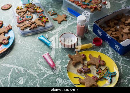 Varie gingerbread cookie e gli elementi di decorazione sul pavimento a casa Foto Stock