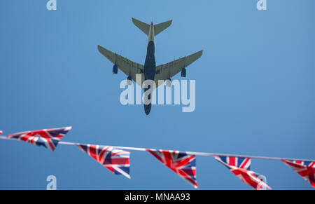 Aerei volare oltre il castello di Windsor si prepara per il Royal Wedding del principe Harry & Meghan Markle immagini prese in e intorno al centro della città e il Castello di Windsor, Windsor, Inghilterra il 15 maggio 2018. Foto di Andy Rowland. Foto Stock