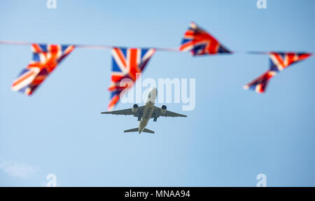 Windsor, Regno Unito. Il 15 maggio 2018. Un aereo vola passato come Windsor si prepara per il Royal Wedding del principe Harry & Meghan Markle immagini prese in e intorno al centro della città e il Castello di Windsor, Windsor, Inghilterra il 15 maggio 2018. Foto di Andy Rowland. Credito: Andrew Rowland/Alamy Live News Foto Stock