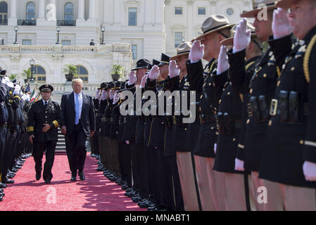 Washington, Distretto di Columbia, Stati Uniti d'America. 15 Maggio, 2018. Presidente Donald Trump arriva alla trentasettesima nazionali annuali ufficiali di pace " memoriale di servizio presso l'U.S. Capitol Building il 15 maggio 2018 a Washington, DC Credito: Kevin Dietsch/Piscina via CNP Credito: Kevin Dietsch/CNP/ZUMA filo/Alamy Live News Foto Stock