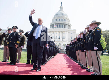 Presidente Donald Trump onde come egli arriva al 37th nazionali annuali ufficiali di pace " memoriale di servizio presso l'U.S. Capitol Building il 15 maggio 2018 a Washington D.C. Credito: Kevin Dietsch / Pool via CNP | Utilizzo di tutto il mondo Foto Stock