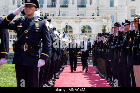 Presidente Donald Trump arriva alla trentasettesima nazionali annuali ufficiali di pace " memoriale di servizio presso l'U.S. Capitol Building il 15 maggio 2018 a Washington D.C. Credito: Kevin Dietsch / Pool via CNP | Utilizzo di tutto il mondo Foto Stock