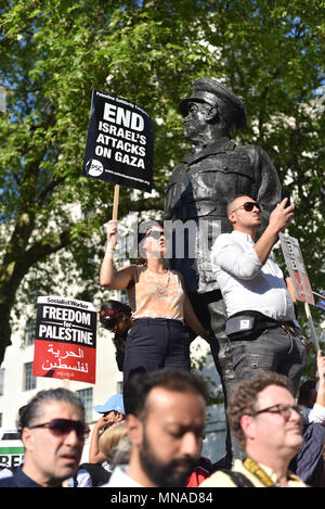 Whitehall, Londra, Regno Unito. Il 15 maggio 2018. La Nakba 70, Israele settantesimo anniversario protestare contro l' uccisione di palestinesi nella striscia di Gaza tenuto di fronte a Downing Street. Credito: Matteo Chattle/Alamy Live News Foto Stock