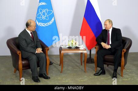 Il presidente russo Vladimir Putin durante un incontro bilaterale con l' Agenzia internazionale dell' energia atomica Direttore Generale Yukiya Amano, a sinistra sul margine del Supremo Economica Eurasiatica vertice del Consiglio 14 maggio 2018 in Sochi, Russia. (Presidenza russa via Planetpix) Foto Stock