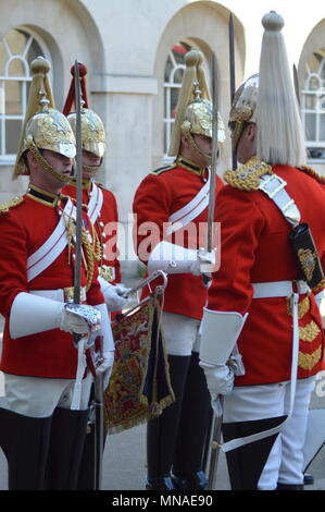 4 pm smontaggio cerimonia presso la sfilata delle Guardie a Cavallo è ogni giorno 365 giorni l'anno. La Queens bagnini sono stati presso la sfilata delle Guardie a Cavallo dal ripristino re Carlo II nel 1660. La Queens vita delle guardie è uno dei due Senior famiglia reggimento di cavalleria. Quando la regina è in residenza a Buckingham Palace, la protezione è costituita da un ufficiale, un caporale maggiore, due Non sottufficiali, uno Trumpeter e dieci troopers. Questa è conosciuta come la lunga Guard Foto Stock