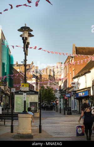 Windsor, Regno Unito. Il 15 maggio 2018. Il Castello di Windsor, Royal Wedding decorazioni su High Street, Windsor, Regno Unito 2018 Credit: Insook Gardiner/Alamy Live News Foto Stock