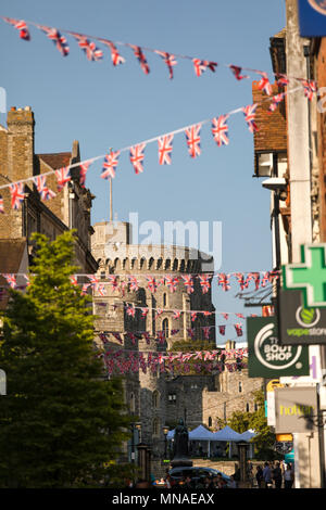 Windsor, Regno Unito. Il 15 maggio 2018. Il Castello di Windsor, Royal Wedding decorazioni su High Street, Windsor, Regno Unito 2018 Credit: Insook Gardiner/Alamy Live News Foto Stock