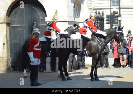 4 pm smontaggio cerimonia presso la sfilata delle Guardie a Cavallo è ogni giorno 365 giorni l'anno. La Queens bagnini sono stati presso la sfilata delle Guardie a Cavallo dal ripristino re Carlo II nel 1660. La Queens vita delle guardie è uno dei due Senior famiglia reggimento di cavalleria. Quando la regina è in residenza a Buckingham Palace, la protezione è costituita da un ufficiale, un caporale maggiore, due Non sottufficiali, uno Trumpeter e dieci troopers. Questa è conosciuta come la lunga Guard Foto Stock