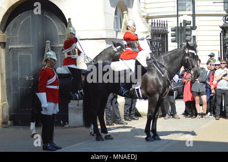 4 pm smontaggio cerimonia presso la sfilata delle Guardie a Cavallo è ogni giorno 365 giorni l'anno. La Queens bagnini sono stati presso la sfilata delle Guardie a Cavallo dal ripristino re Carlo II nel 1660. La Queens vita delle guardie è uno dei due Senior famiglia reggimento di cavalleria. Quando la regina è in residenza a Buckingham Palace, la protezione è costituita da un ufficiale, un caporale maggiore, due Non sottufficiali, uno Trumpeter e dieci troopers. Questa è conosciuta come la lunga Guard Foto Stock