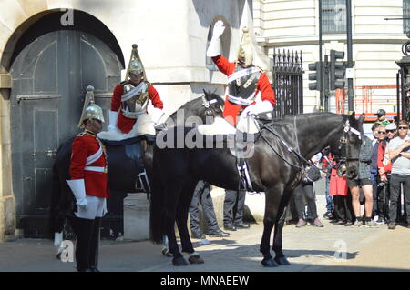 4 pm smontaggio cerimonia presso la sfilata delle Guardie a Cavallo è ogni giorno 365 giorni l'anno. La Queens bagnini sono stati presso la sfilata delle Guardie a Cavallo dal ripristino re Carlo II nel 1660. La Queens vita delle guardie è uno dei due Senior famiglia reggimento di cavalleria. Quando la regina è in residenza a Buckingham Palace, la protezione è costituita da un ufficiale, un caporale maggiore, due Non sottufficiali, uno Trumpeter e dieci troopers. Questa è conosciuta come la lunga Guard Foto Stock