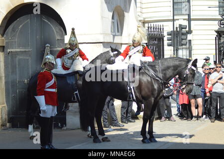 4 pm smontaggio cerimonia presso la sfilata delle Guardie a Cavallo è ogni giorno 365 giorni l'anno. La Queens bagnini sono stati presso la sfilata delle Guardie a Cavallo dal ripristino re Carlo II nel 1660. La Queens vita delle guardie è uno dei due Senior famiglia reggimento di cavalleria. Quando la regina è in residenza a Buckingham Palace, la protezione è costituita da un ufficiale, un caporale maggiore, due Non sottufficiali, uno Trumpeter e dieci troopers. Questa è conosciuta come la lunga Guard Foto Stock