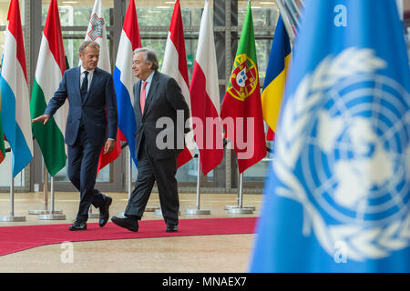 Bruxelles, Belgio. 15 Maggio, 2018. Presidente del Consiglio europeo Donald Tusk (L) si riunisce con il Segretario Generale delle Nazioni Unite Antonio Guterres a Bruxelles, in Belgio, il 15 maggio 2018. Credito: Unione Europea/Xinhua/Alamy Live News Foto Stock