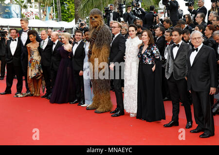 Cannes, Francia. Il 15 maggio 2018. Produttore Simon Emanuel, attore Joonas Suotamo, attrice Thandie Newton, attore Woody Harrelson, il regista Ron Howard, attrice Emilia Clarke, attori Alden Ehrenreich, Donald Glover, Chewbecca, attore Paul Bettany, attrice Phoebe Waller-Bridge, produttore Kathleen Kennedy, sceneggiatore Jonathan Kasdan e scrittore Lawrence Kasdan frequentando il 'Solo: una Star Wars Storia' premiere durante la settantunesima Cannes Film Festival presso il Palais des Festivals il 15 maggio 2018 a Cannes, Francia Credito: Geisler-Fotopress/Alamy Live News Foto Stock