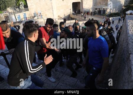 Gerusalemme. 15 Maggio, 2018. Dimostranti palestinesi si scontrano con forze di sicurezza israeliane durante una manifestazione di protesta nei pressi di Damasco Gate di Gerusalemme la città vecchia, il 15 maggio 2018. I palestinesi su Martedì segnato il giorno la Nakba, o 'il giorno della catastrofe,' per rivendicare i propri diritti di ritornare nelle abitazioni occupate da Israele nella guerra 1948. Credito: Muammar Awad/Xinhua/Alamy Live News Foto Stock