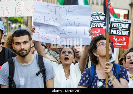 Bristol, Regno Unito. 15 Maggio, 2018. Dimostranti Pro-Palestinian holding cartelloni e sventolando bandiere palestinesi sono illustrati in quanto essi marzo a Bristol in un corteo di protesta per manifestare la loro solidarietà con il popolo palestinese. La marcia di protesta e di rally è stato tenuto a consentire alle persone di mostrare il loro appoggio e la loro solidarietà con il popolo palestinese dopo 70 anni di La Nakba e protestare per Israele il recenti azioni nella Striscia di Gaza Foto Stock