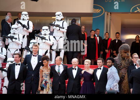 Produttore Simon Emanuel, Joonas Suotamo, attrice Thandie Newton, Woody Harrelson, il regista Ron Howard, attrice Emilia Clarke, attore Alden Ehrenreich, attore Donald Glover, Chewbecca, al solista: una Star Wars Storia di screening di gala presso la settantunesima Cannes Film Festival, martedì 15 maggio 2018, Cannes, Francia. Photo credit: Doreen Kennedy Foto Stock