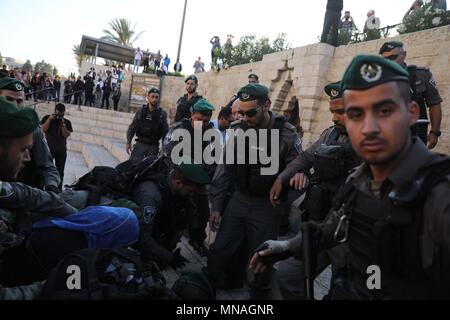 Gerusalemme. 15 Maggio, 2018. Dimostranti palestinesi si scontrano con forze di sicurezza israeliane durante una manifestazione di protesta nei pressi di Damasco Gate di Gerusalemme la città vecchia, il 15 maggio 2018. I palestinesi su Martedì segnato il giorno la Nakba, o 'il giorno della catastrofe,' per rivendicare i propri diritti di ritornare nelle abitazioni occupate da Israele nella guerra 1948. Credito: Muammar Awad/Xinhua/Alamy Live News Foto Stock