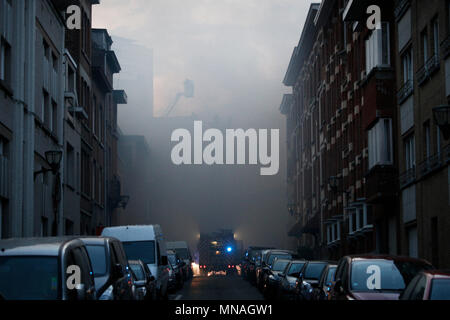 Bruxelles, Belgio. Il 15 maggio 2015. Vigili del fuoco tentare di spegnere un incendio scoppiato in un edificio.Alexandros Michailidis/Alamy Live News Foto Stock