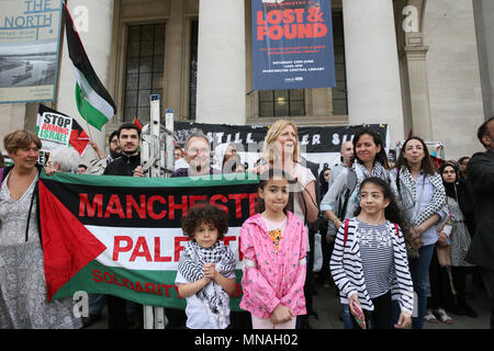 Manchester, Regno Unito. Il 15 maggio 2018. I bambini alla veglia di solidarietà per i palestinesi in Piazza San Pietro, Manchester,15 maggio 2018 (C)Barbara Cook/Alamy Live News Foto Stock