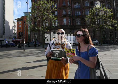 Manchester, Regno Unito. Il 15 maggio 2018. Una veglia di solidarietà per i palestinesi è tenuta in piazza San Pietro, Manchester,15 maggio 2018 (C)Barbara Cook/Alamy Live News Foto Stock