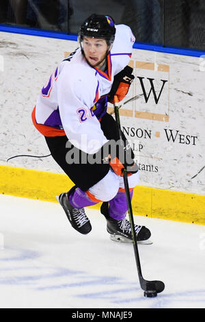 Le ore di lavoro straordinario. Il 12 maggio 2018. Youngstown fantasmi avanti Matthew Barry (26) dei pattini con il puck in gioco due delle finali per gli Stati Uniti Hockey League's Clark Cup tenutasi a Scheels Arena a Fargo, il Dakota del Nord. Youngstown ha vinto il gioco 3-2 in ore di lavoro straordinario. Russell HonsCSM/Alamy Live News Foto Stock