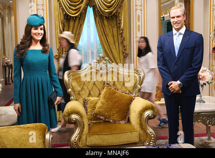 Shanghai, Cina. 15 Maggio, 2018. I turisti visualizzare le figure di cera del principe Guglielmo duca di Cambridge e sua moglie Caterina, duchessa di Cambridge, al museo delle cere di Madame Tussauds a Shanghai in Cina orientale, 15 maggio 2018. Un britannico settimana culturale aperto nel museo di martedì. Credito: Chen Fei/Xinhua/Alamy Live News Foto Stock