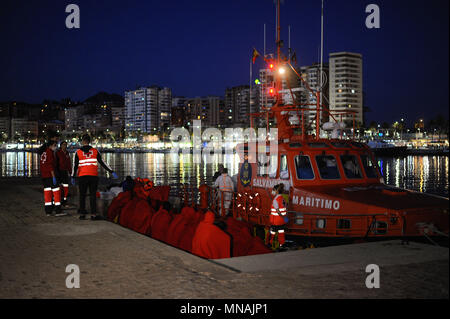 Malaga, Spagna. 15 Maggio, 2018. Subsahariana migranti poggiano a terra dopo essere stato salvato nel mare Mediterraneo. Deputati spagnoli la sicurezza marittima salvato 54 migranti vicino alla costa di Malaga e portato al porto di Malaga. In questo giorno, un totale di 104 migranti sono stati soccorsi in mare Mediterraneo. Credito: Gesù Merida/SOPA Immagini/ZUMA filo/Alamy Live News Foto Stock