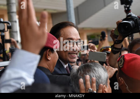 Kuala Lumpur in Malesia il 16 maggio 2018. Icona di opposizione Anwar Ibrahim(C, 70), che i capi del popolo partito Giustizia (PKR), è stato rilasciato dal carcere oggi alle 11:30 AM di Kuala Lumpur in Malesia il 16 maggio 2018. Credito: Chris JUNG/Alamy Live News Foto Stock