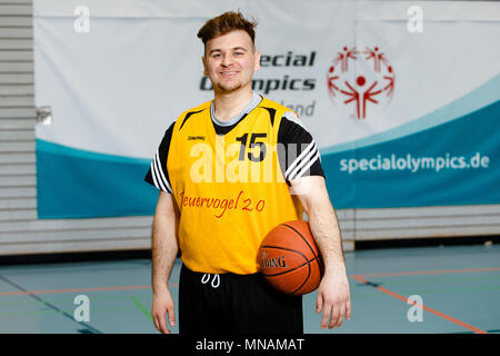 15 maggio 2018, Germania, Kiel: Taner Erkilic presso le Olimpiadi speciali, la Nazionale Giochi Estivi per persone con psicologica o di disabilità multiple. Il giocatore di basket da Hagen è che partecipano al concorso per la quarta volta e è uno di 4600 atleti. Le Olimpiadi Speciali si svolgerà tra il 14 e 18 maggio 2018. Foto: Frank Molter/dpa Foto Stock