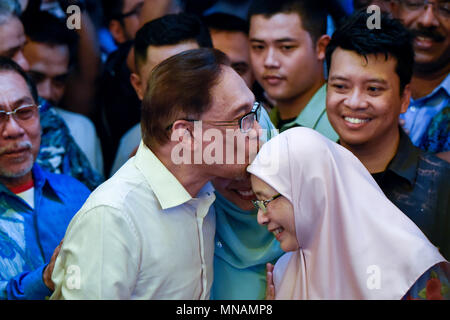 Kuala Lumpur in Malesia il 16 maggio 2018. Icona di opposizione Anwar Ibrahim(C, 70), che i capi del popolo partito Giustizia (PKR), kiss a sua moglie il dodicesimo il vice primo ministro della Malaysia, Wan Azizah Wan Ismail(R) nel corso di una conferenza stampa presso la sua casa di Kuala Lumpur in Malesia il 16 maggio 2018. Credito: Chris JUNG/Alamy Live News Foto Stock