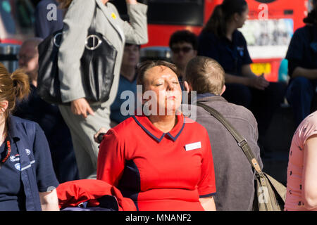 Londra, Regno Unito. Il 15 maggio 2018. Persone godere il caldo sole a Londra centrale Credito: goccia di inchiostro/Alamy Live News Foto Stock